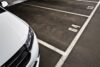 Weißer Firmenwagen auf nummeriertem Parkplatz symbolisiert BFH-Urteil zur getrennten steuerlichen Behandlung von Kfz-Überlassung und Stellplatzkosten