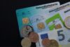 Private Krankenversicherung Arbeitgeberzuschuss - Gesundheitskarten und Euro-Münzen symbolisieren PKV-Beiträge.
