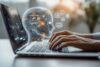 Person arbeitet mit KI am Laptop – Künstliche Intelligenz revolutioniert deutsche Unternehmen und Digitalisierung
