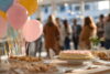 Abschiedsfeier im Betrieb: Festlich gedeckter Tisch mit Torte und Ballons vor Mitarbeitern im Hintergrund – lohnsteuerliche Behandlung nach BFH-Urteil