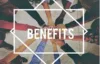 Beschäftigte halten Hände zusammen, in der Mitte steht Benefits