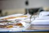 Steuern: geöffneter Ordner mit Belegen und Quittungen