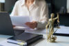 Justitia-Figur auf Schreibtisch – Arbeitsrecht Gleichstellungsbeauftragte öffentlicher Dienst