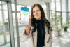 Frau mit dunklen Haaren hält Handy in die Kamera mit my_spdata-App