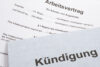 Kündigung Arbeitsvertrag: Dokument mit Kündigungsschreiben und Arbeitsvertrag für Hochverdiener