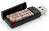 Großer geöffneter USB-Stick mit vielen digitalen Akten