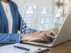 Person am Laptop mit digitalen Bewerberprofilen und Checklisten - Symbolbild für Datenschutz im Bewerbungsverfahren und digitale Personalauswahl