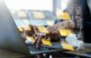 Hände tippen auf einem Laptop, überlagert von schwebenden Symbolen für Ordner und Dokumente – Konzept für Dateiverwaltung, Cloud-Speicher und digitales Dokumentenmanagement.