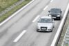 Rechtsfahrgebot auf deutscher Autobahn – Zwei Fahrzeuge auf linker Spur mit freier rechter Spur.